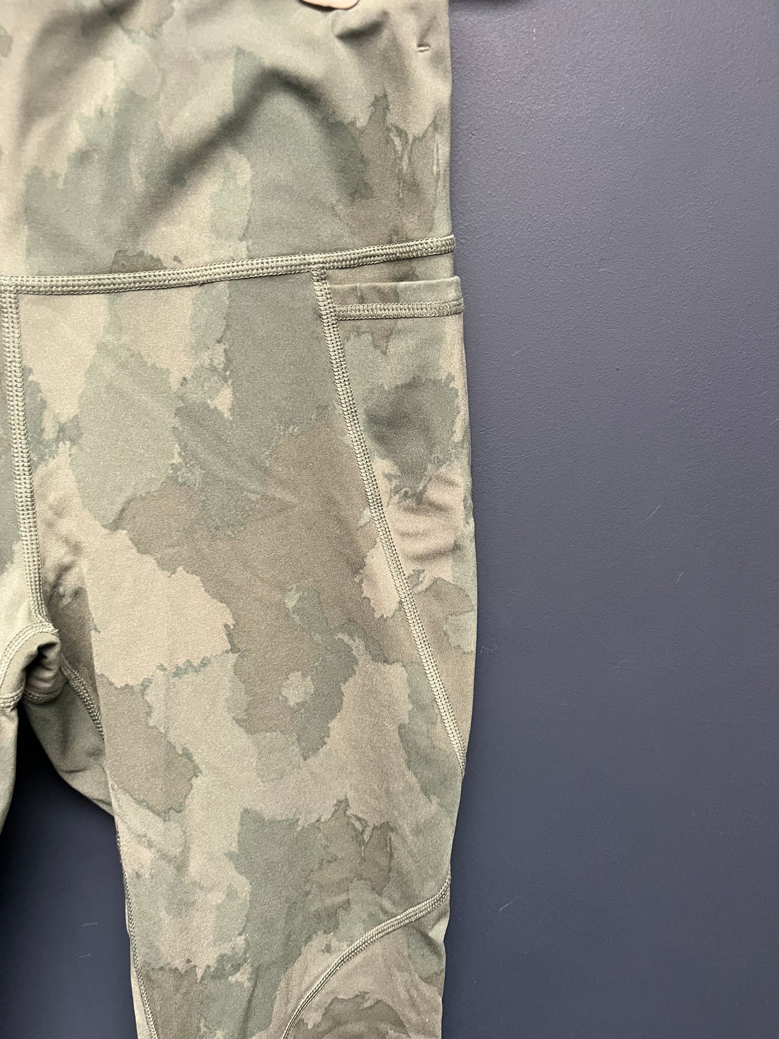 Sweaty Betty power leggings small 7/8 green camo